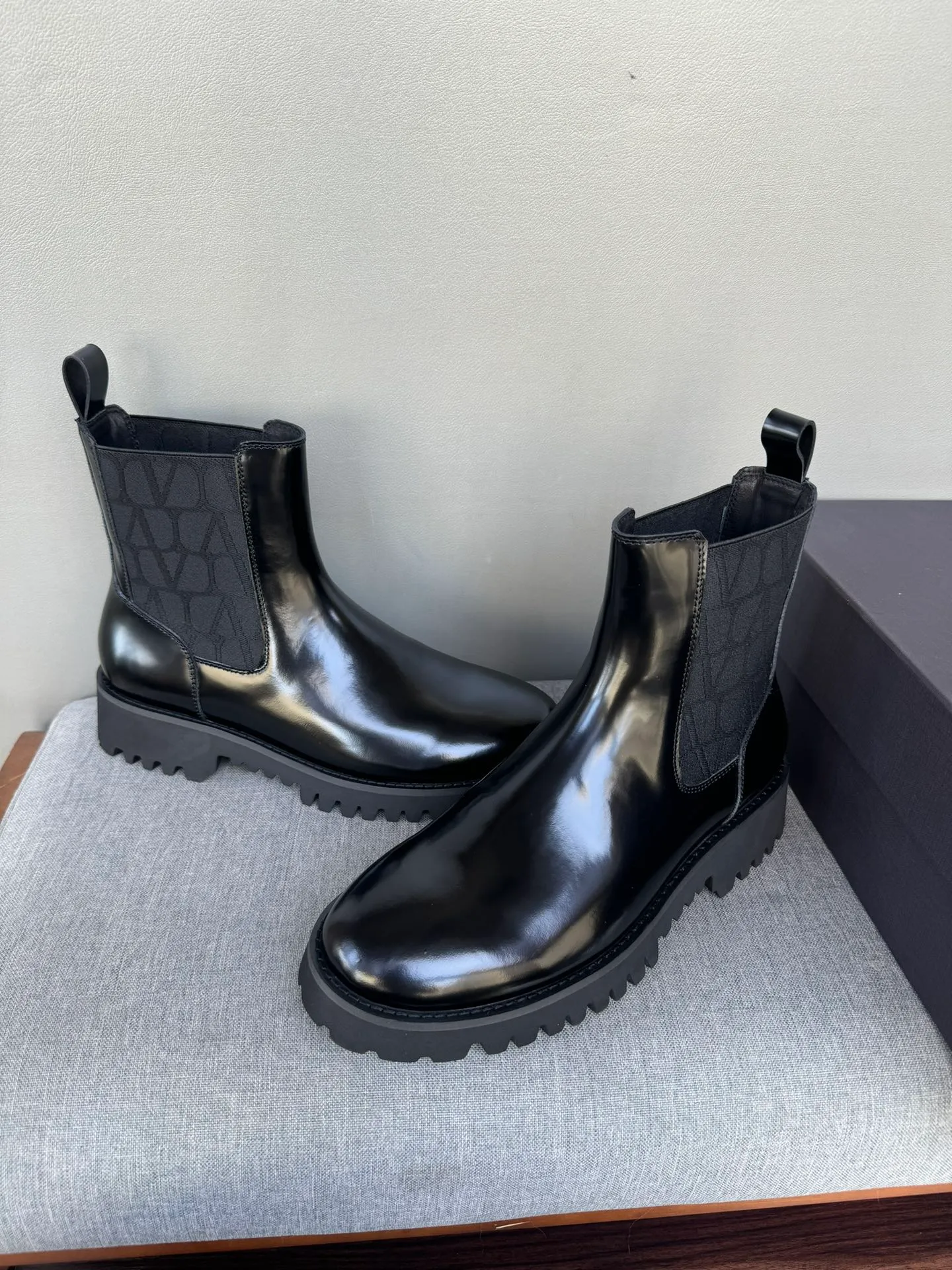 [Valentino] Top P: 1000💰 Size: Men 39-44 (45 customized) Valentino VLTN casual shoes 2025 latest winter series, original 1:1 development Casual men's leather shoes Made with heavy investment, shoes and boots are made of imported cowhide that is not easy to deform, black cowhide lining, original foam outsole, black open edge beads, black suede, brown suede Factory craftsmanship, perfect products are only prepared for you who know taste! Any comparison is welcome!